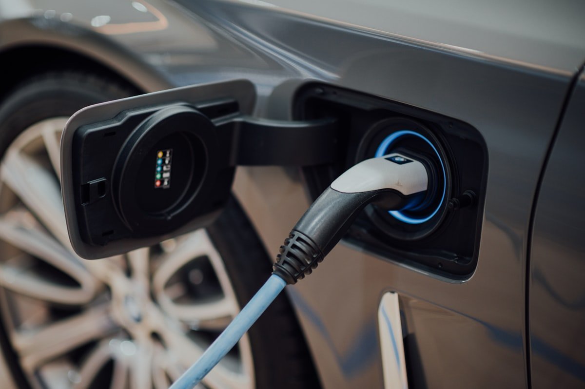 Ladestecker in der Ladebuchse eines Elektroautos