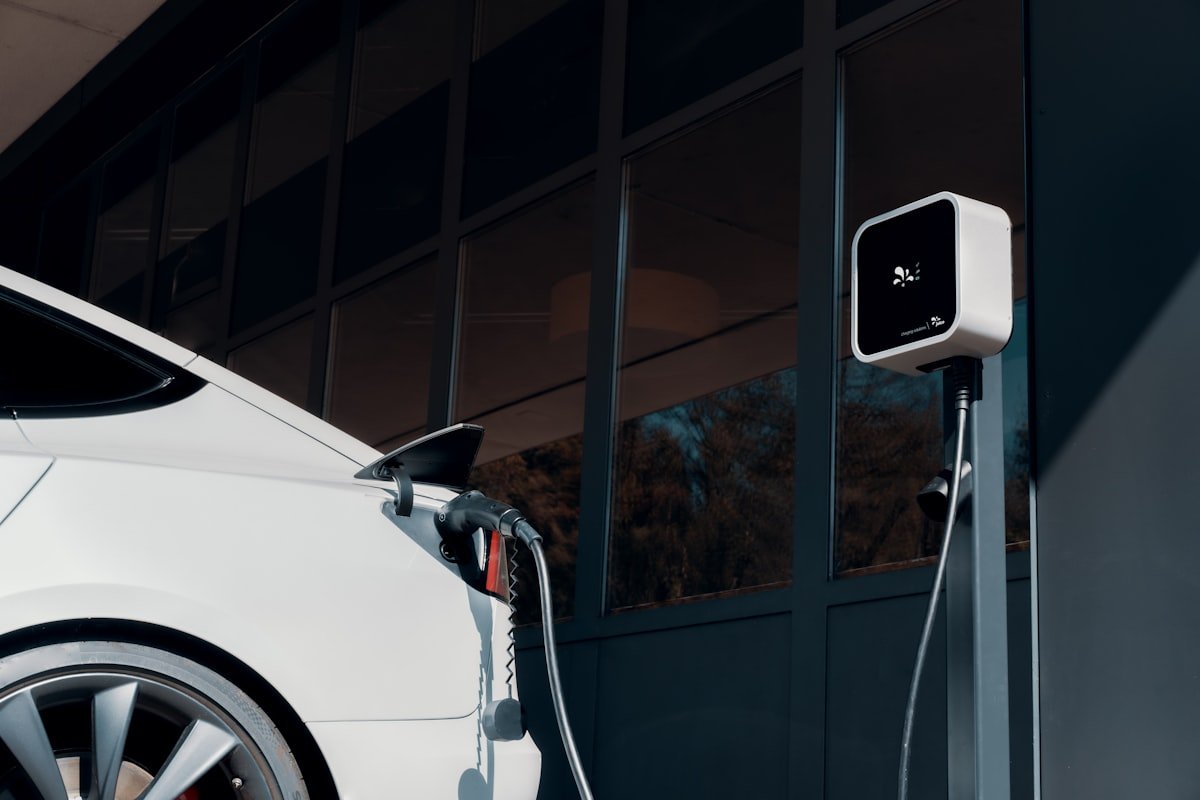 Elektroauto an einer öffentlichen Ladestation